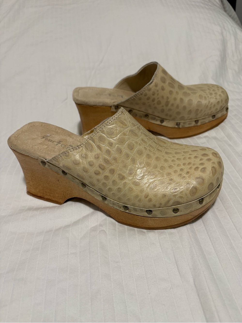 On Your Feet Croc Embossed Leather Wooden Platform Ivory /Tan Clog size 8